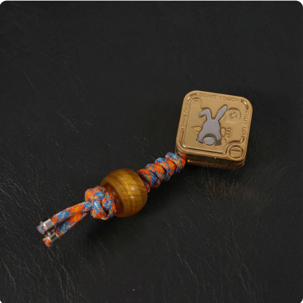 Finger snap (gold) + Mobius loop pendant