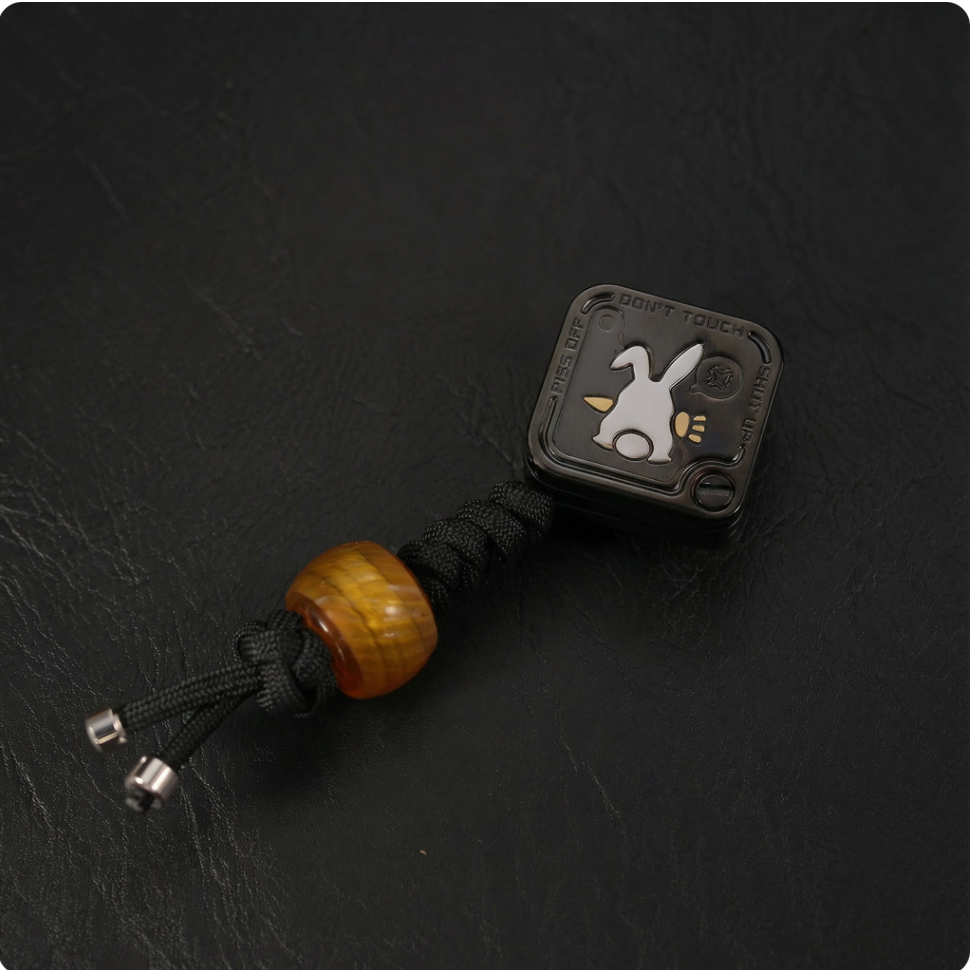 Finger snap (black) + Mobius loop pendant